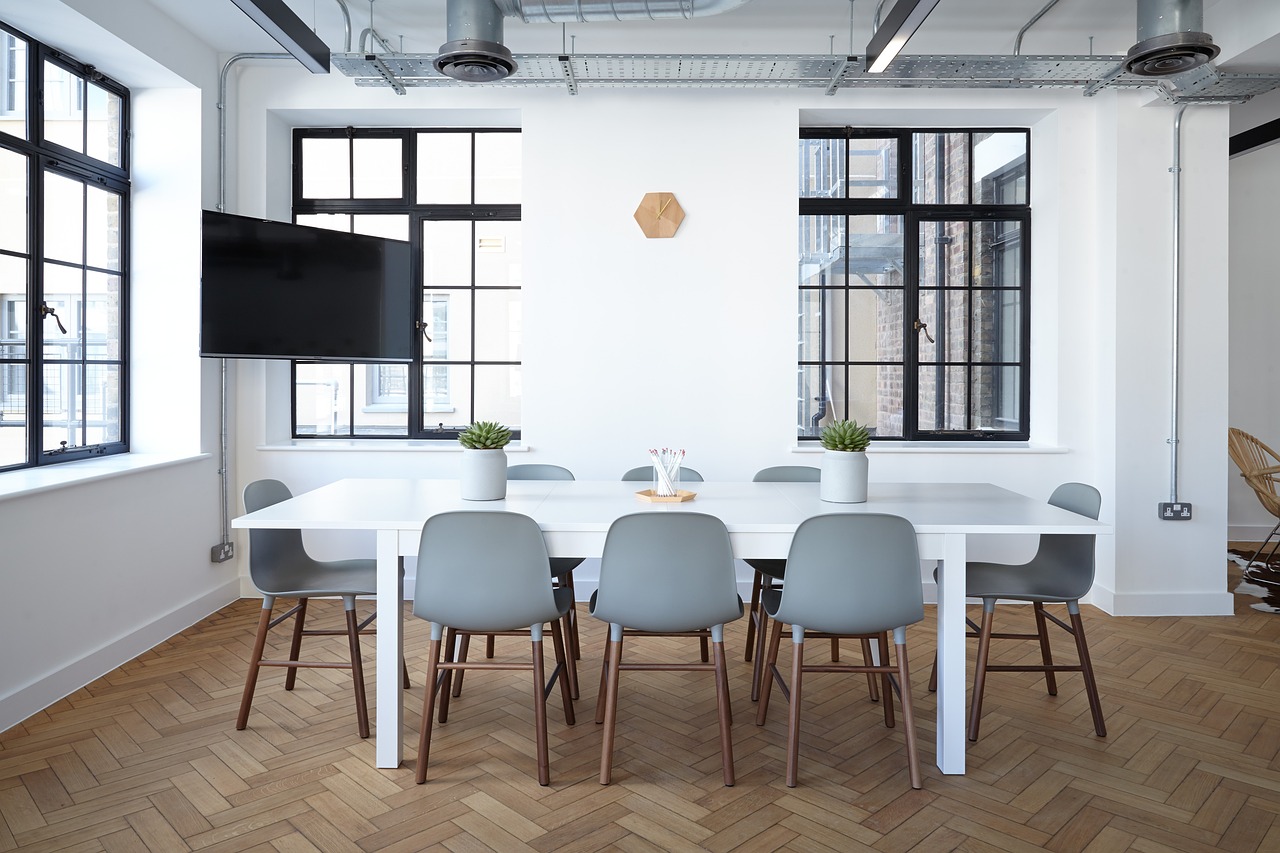 Les tendances actuelles dans l’aménagement des bureaux d’avocat : Comment les cabinets modernes se transforment pour attirer les clients et améliorer la productivité